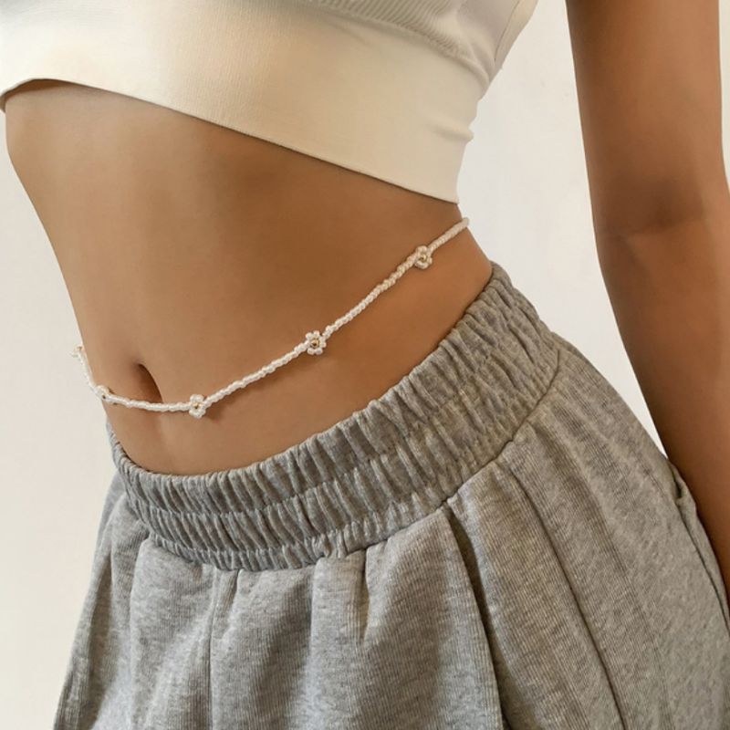 Weisse Bauchkette aus kleinen Perlen mit Blumen Symbolen 