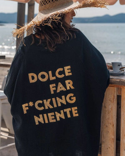 Lockere Oversize Baumwolle Bluse mit goldener Aufschrift "Dolce far f*cking niente" 