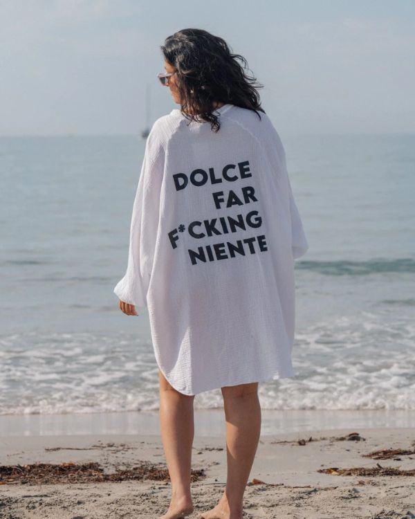 weisse luftige und leichte oversize Bluse aus Baumwolle mit Aufschrift auf der Rückseite 