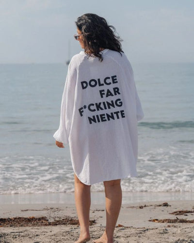 weisse luftige und leichte oversize Bluse aus Baumwolle mit Aufschrift auf der Rückseite 