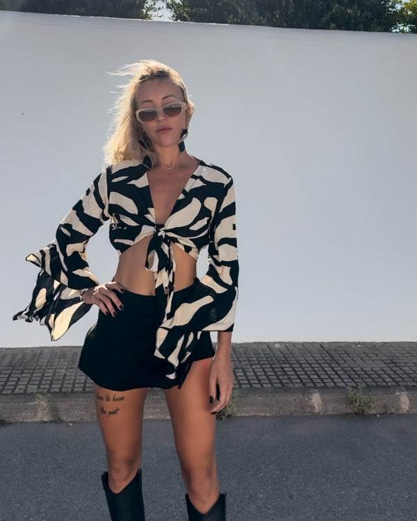 Stillvolle Wickelbluse im Boho Look in creme-schwarzem Zebra Muster 