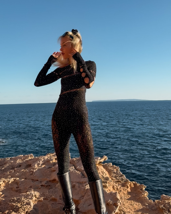 langer Damen Einteiler aus elastischem Netzstrumpf mit Glitzer Steinen und Cut-Outs 