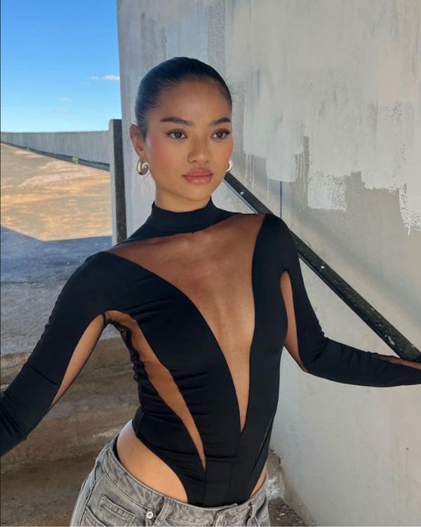 schwarzer Mesh Cut-Out Body mit tiefem Kragen und asymmetrischem Mesh Design 