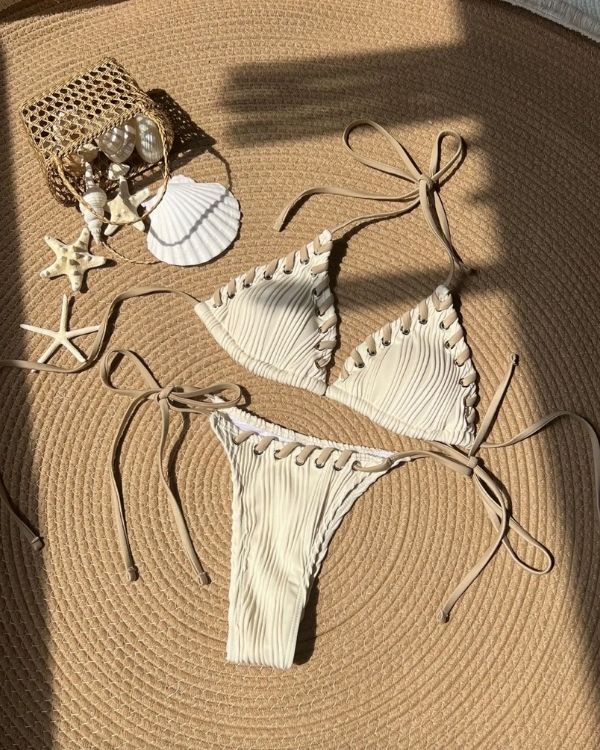 Boho Bikini Bademode in creme-weiss aus Triangel Oberteil und Badehose zum binden auf den Seiten