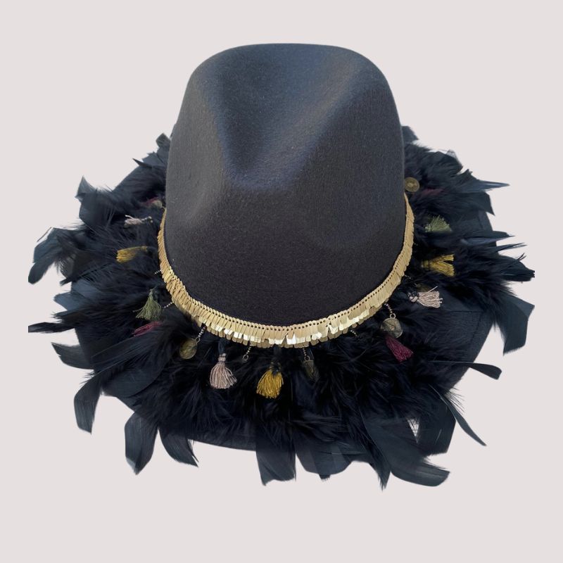 schwarzer Boho Hut mit Federn - Panamahut Cowboy Hut Style mit goldenem Rand und schwarzen Federn