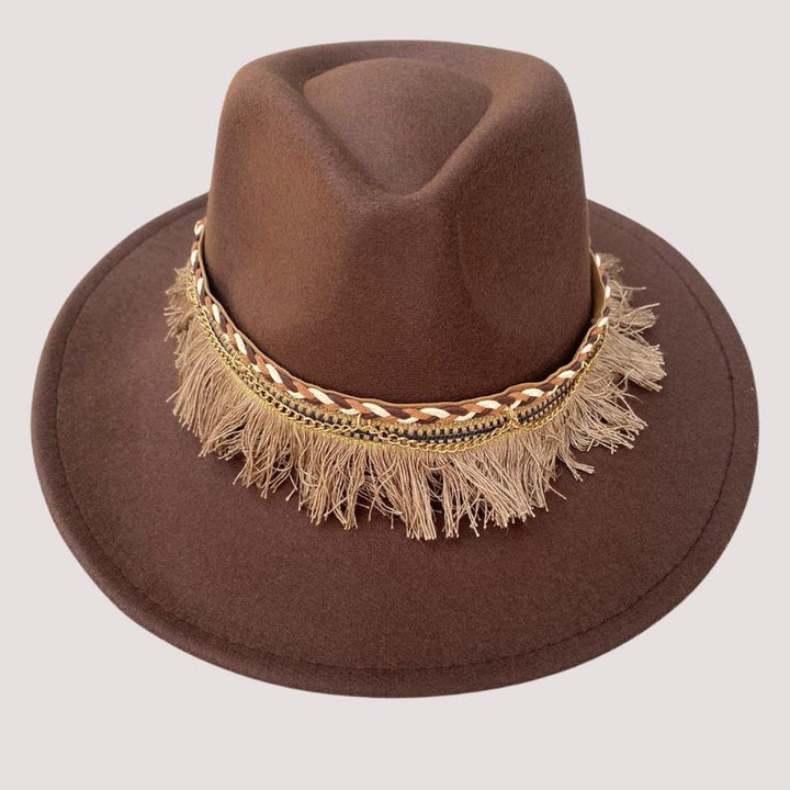brauner Boho Hut mit breiter Krempe und braunen Fransen Details 