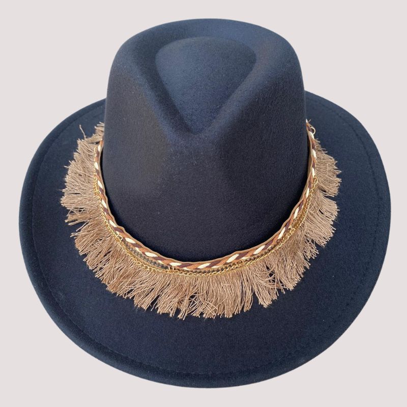 schwarzer Boho Hut mit breiter Krempe und Fransen Details in braun