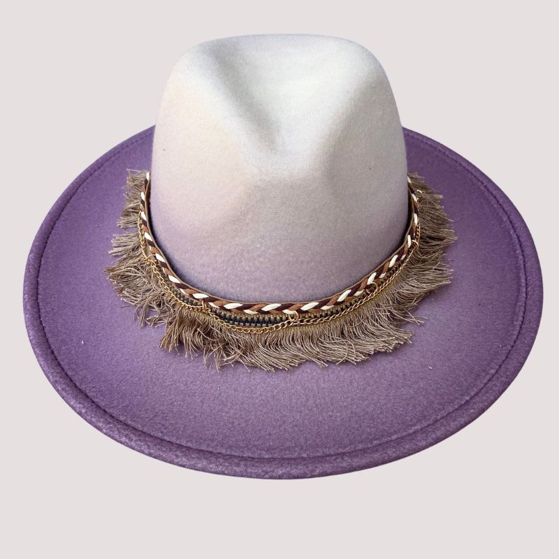 Boho Hut mit breiter Krempe und weiss-violettem Verlauf mit braunem Fransen Accessoire