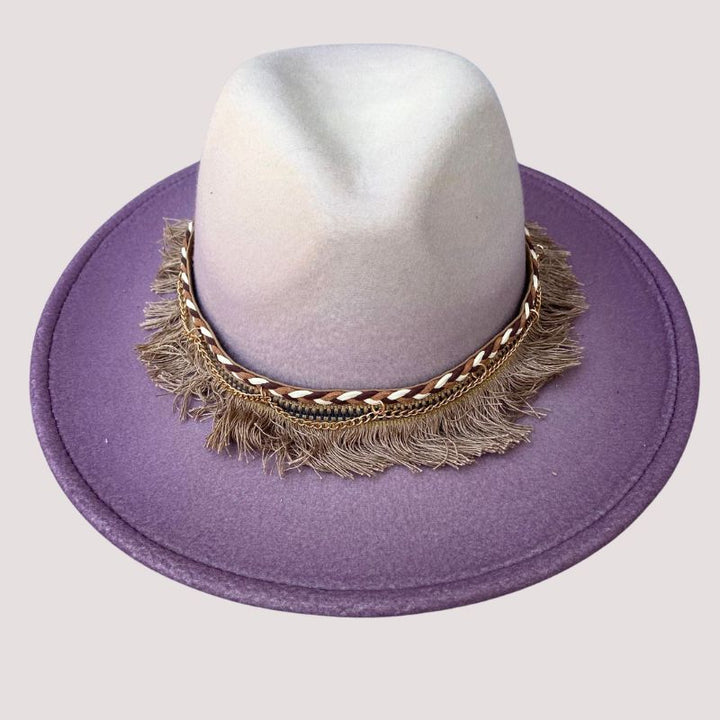 Boho Hut mit breiter Krempe und weiss-violettem Verlauf mit braunem Fransen Accessoire