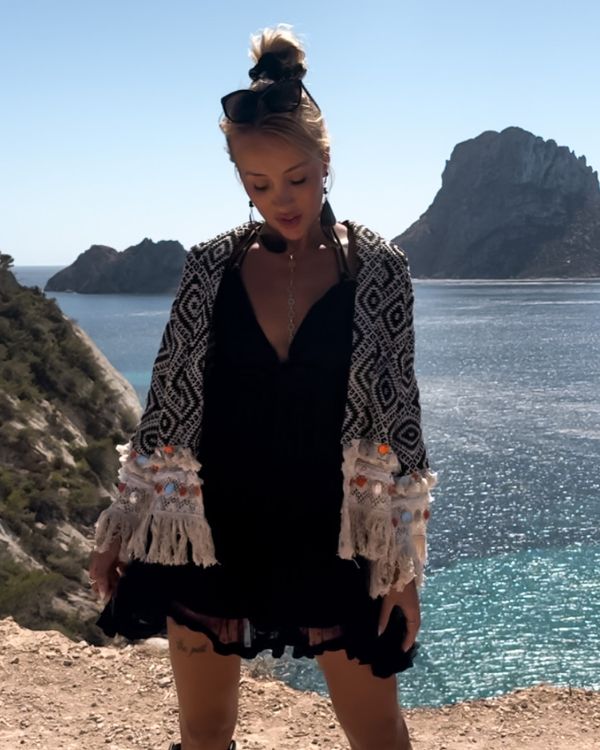 Outfit-Highlight: Boho Jacke Eivissa mit Ethno-Print und Fransen.