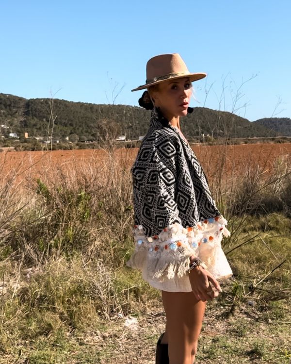 Elegante Boho Jacke Eivissa mit auffälligen Mustern und Detailverzierungen