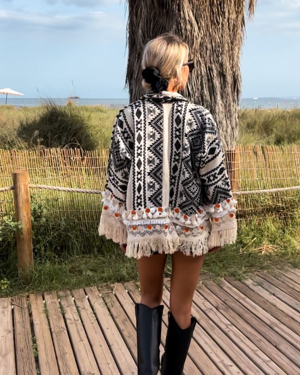 Stillvolle Trend Hippie Boho Jacke mit schwarz-weiss Ethno Muster 