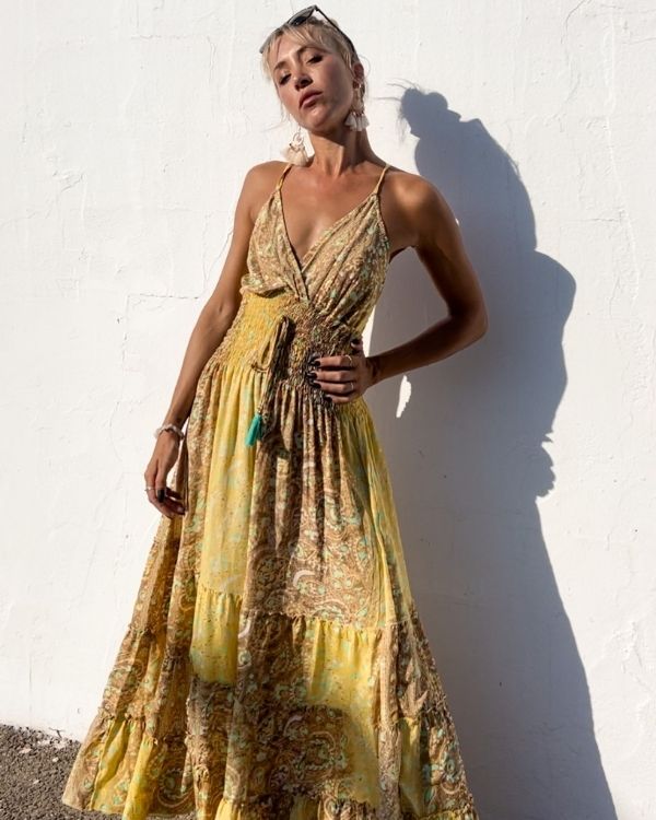 Verspieltes Ruffle Paisley Boho Sommerkleid Maxikleid in gelb braun gemischt