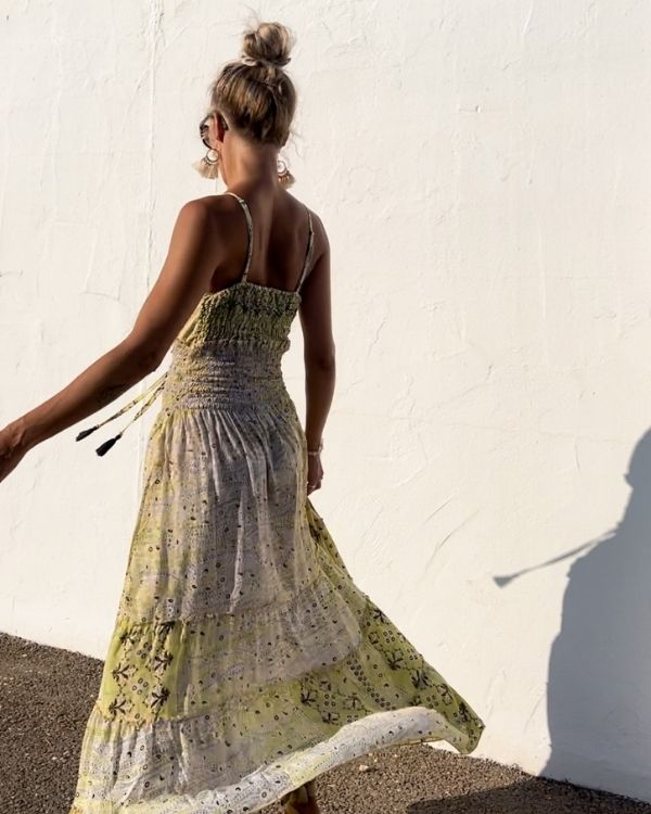 langes und luftiges Damen Sommerkleid mit Paisley Muster und goldenen Details 