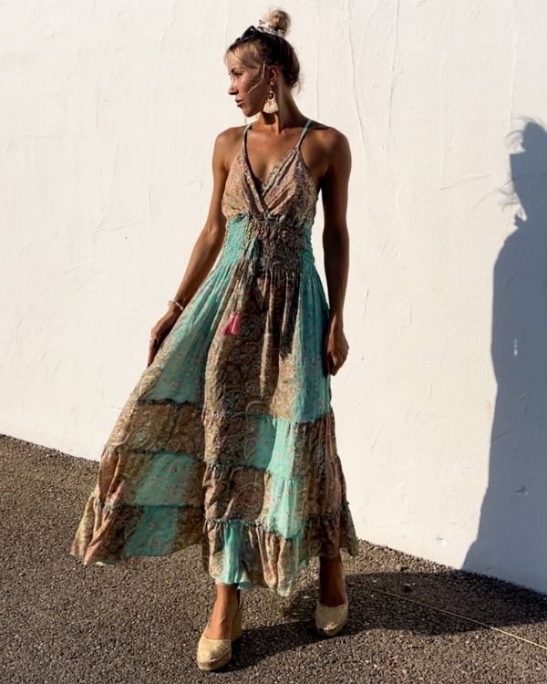 Ruffle Paisley Kleid mit dominantem Türkis und verspielten Details