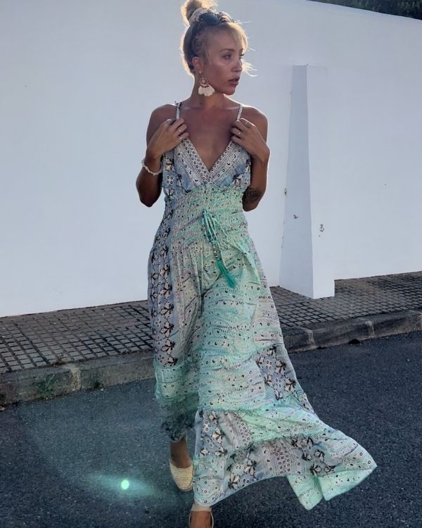 Ruffle Paisley Kleid in sanftem Lila-Türkis-Violett mit goldenen Akzenten - Damen Sommerkleid 