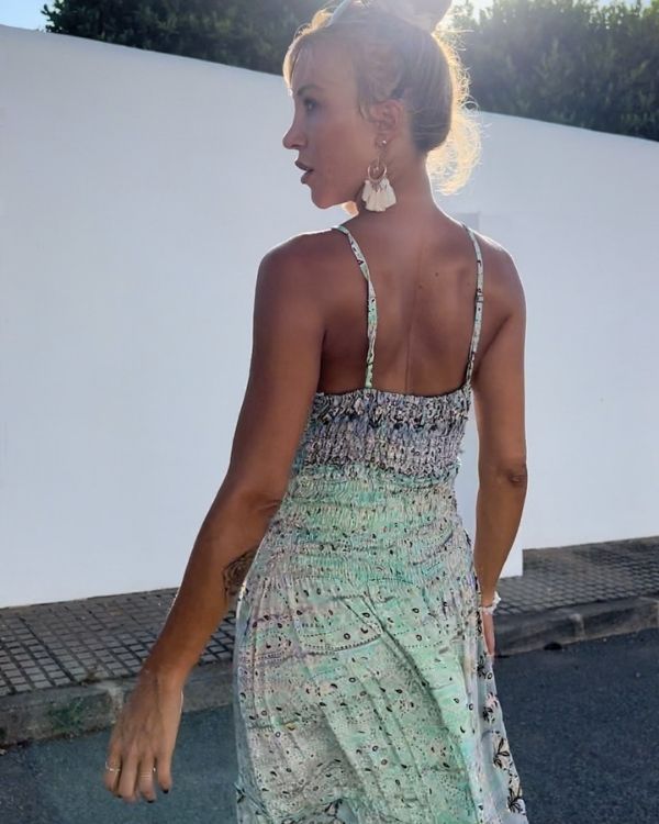 Ruffle Paisley Kleid mit vorwiegendem Lila und anmutigen Details