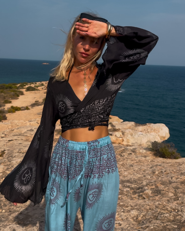 schwarze Boho Om Bluse mit Trompeten Ärmel und passender Om Hose dazu 