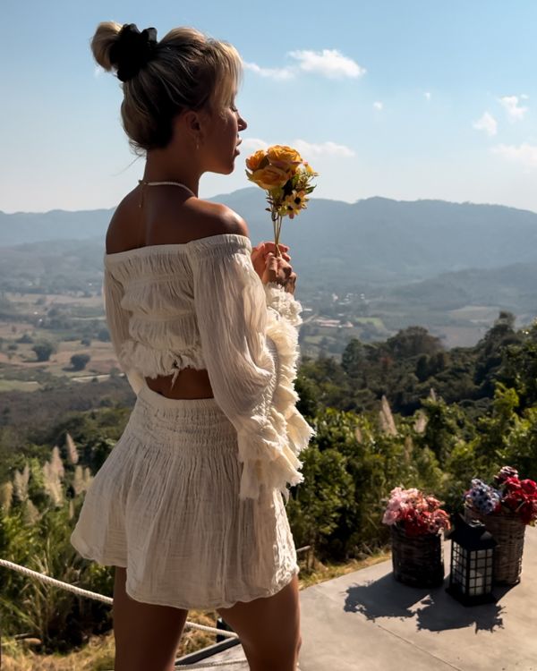 Hochwertiges Boho Crop Shirt, Schulterfrei und mit weiten Ruffle Ärmeln in creme-beige