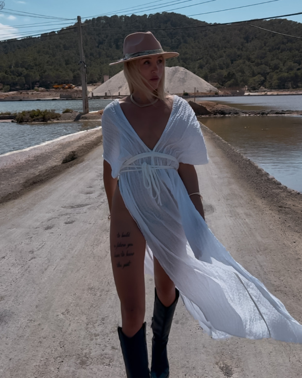 Ibiza Boho Strandkleid in weiss mit hohen Schlitzen auf der Seite 