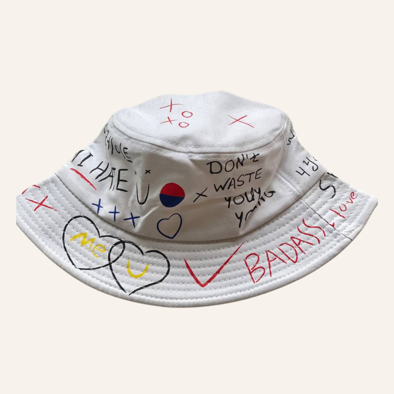 Weisser Fischerhut - Coole Kopfbedeckung im Graffiti-Stil