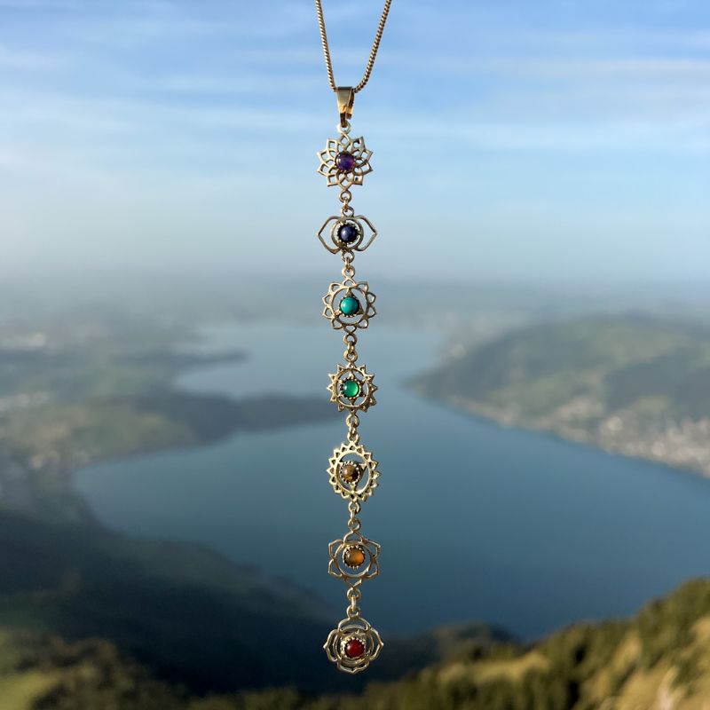 Chakra Anhänger an Halskette - 7 Chakra Symbolen mit ihren jeweiligen Heilsteinen Amethyst, Citrin usw. 