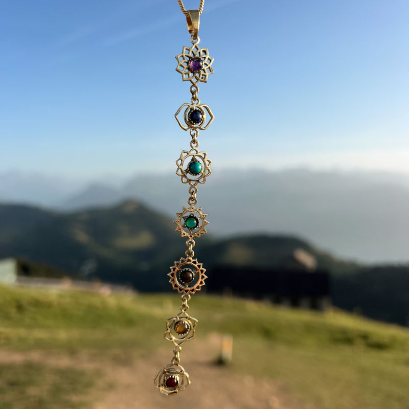 Chakra Halskette mit 7 Chakras Symbolen und ihren jeweiligen Edel- Kraftsteinen - Spiritueller Modeschmuck Schweiz 