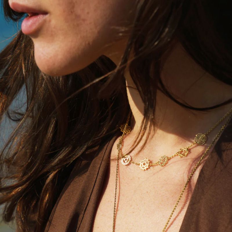 Feingliedrige goldene Halskette mit sieben Chakra-Symbolen, die geistige Ausgeglichenheit fördern