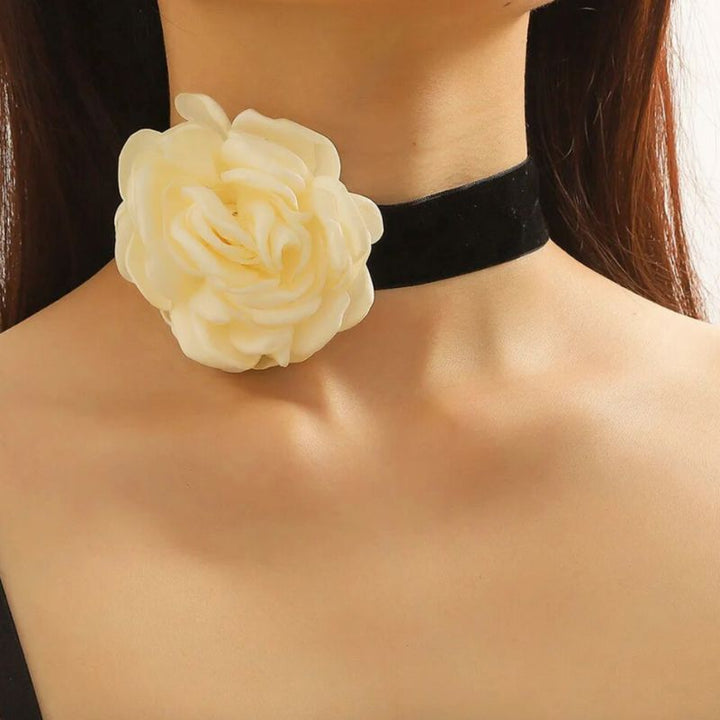 schwarze Choker Halskette mit weisser 3D Rose Blumen Symbol 