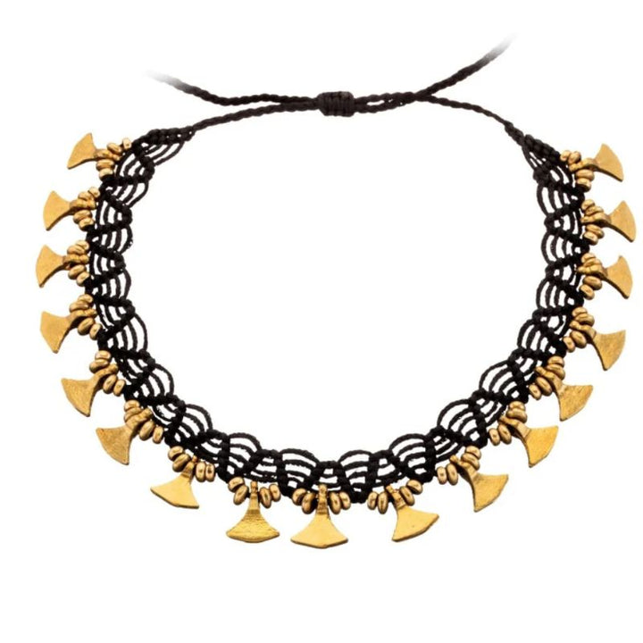 Boho-Charme pur: Samadhi Choker mit kunstvoller Makramee und Brass-Verzierungen