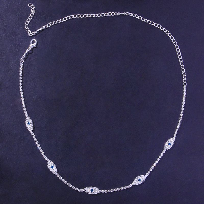 Nahaufnahme des schlichten Schmucks: Choker-Halskette mit Zirconia-Steinen in Silber
