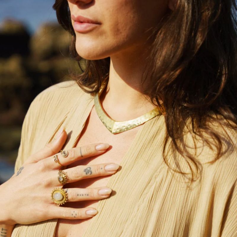 Elegante goldene Choker Halskette Halsreifen in edlem Design aus Messing 