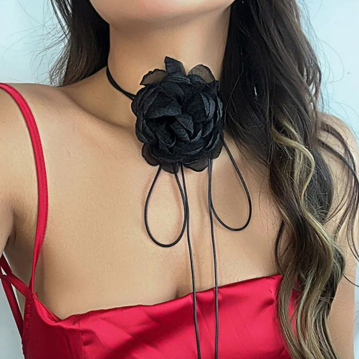Schwarze 3D Rose an schwarzem Faden - elegante Rosen Choker Halskette mit grosser 3D Rose 