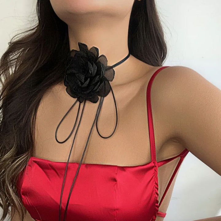 schwarze Rosen Halskette Choker mit 3D Rosensymbol - Trage den Coker am Hals wie du es gerne hättest 