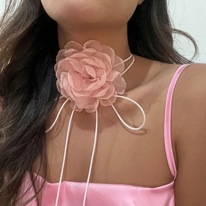 eleganter Choker an weisem Faden mit Rosa Rosensymbol in 3D 