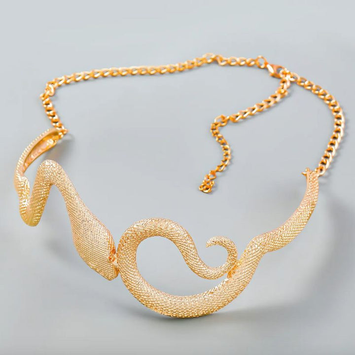 Schlangen-Choker in Gold, elegant um den Hals geschlungen.