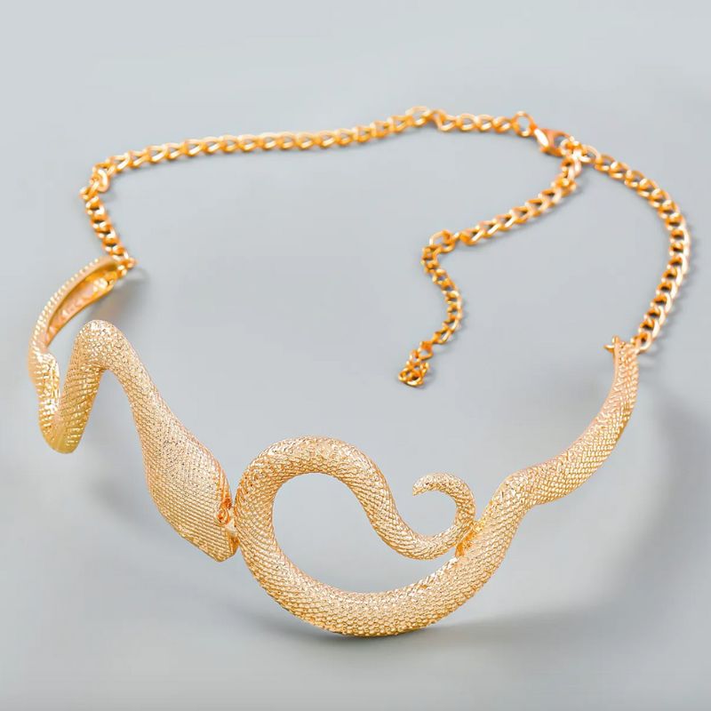 Schlangen-Choker in Gold, elegant um den Hals geschlungen.