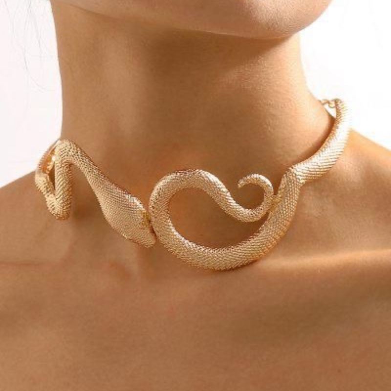 Goldene Schlangen-Choker, perfekt als Statement-Schmuck.