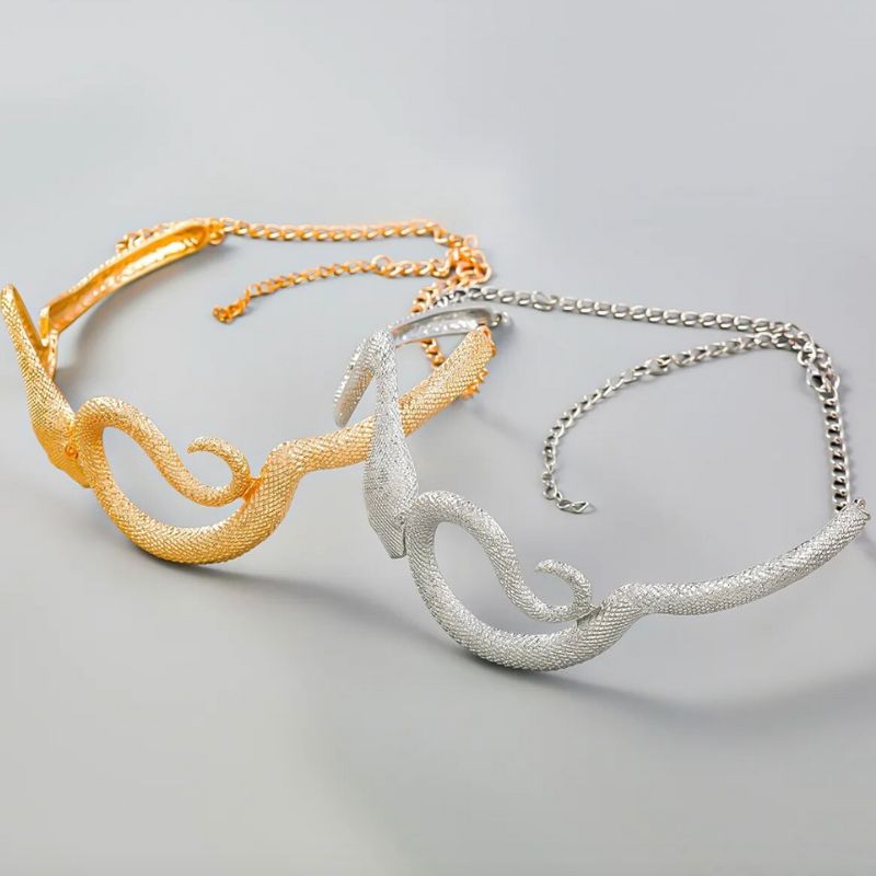 Choker in Gold und Silber, wie eine Schlange elegant um den Hals gelegt.
