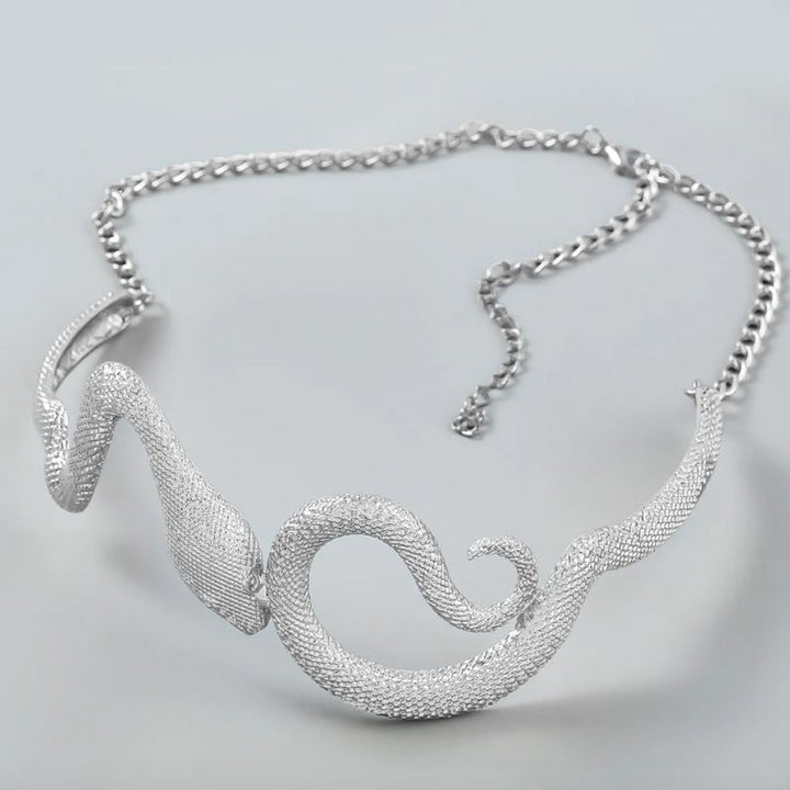 Silberne Schlangen-Halskette, detailliert und auffällig
