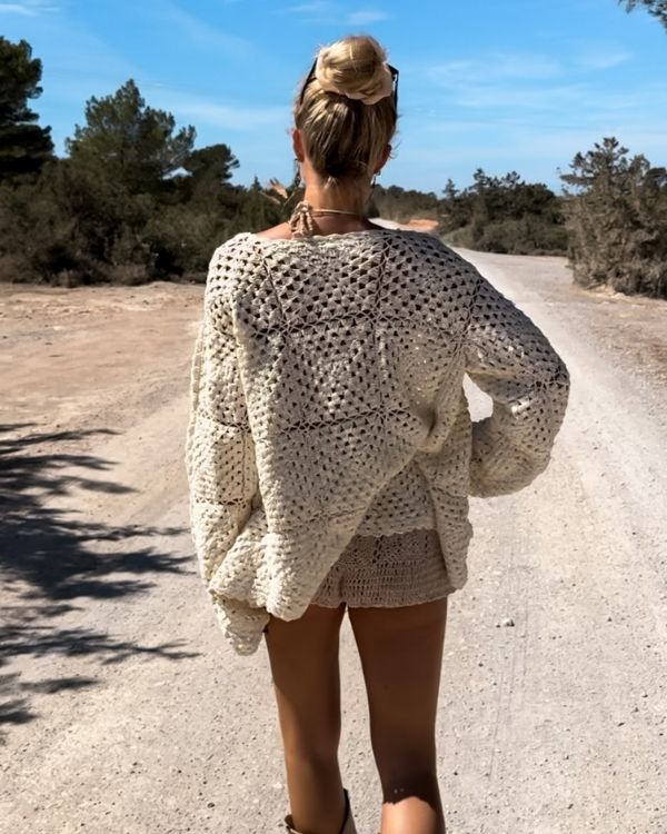 Fein häkelnder Cardigan Nayla in Bohemian Eleganz - hochwertige handgemachte Häkel Cardigan