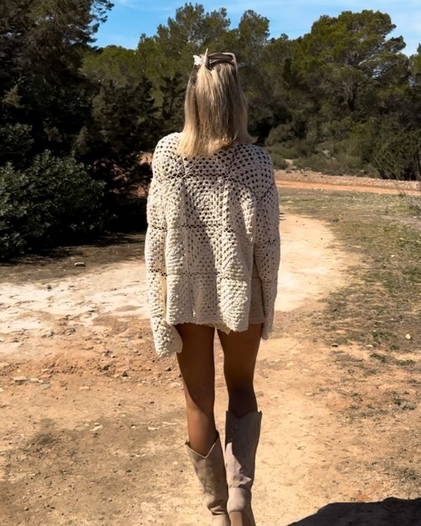 Strickjacke Nayla in Häkeloptik für Boho Fashionistas - Creme-weisse Häkel Cardigan mit langen Ärmeln