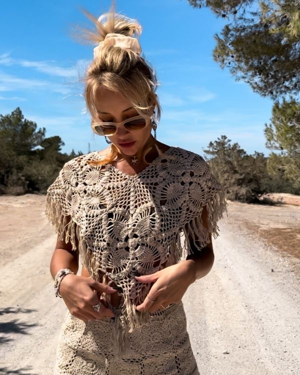 Beiger gehälter Damen Poncho mit Fransen und Blumen Design