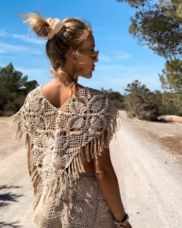 Häkel Blumen Floral Crochet Poncho in beige - Fransen Boho Hippie Poncho