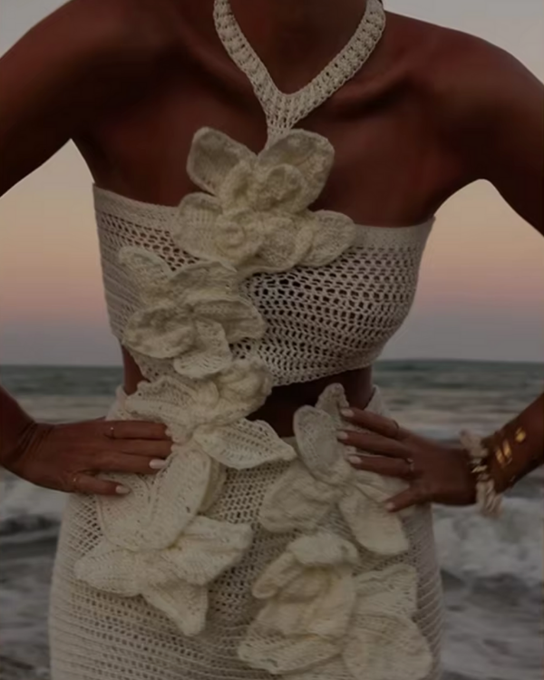 Weisse Blumen auf Häkelkleid – detailverliebter Boho-Style