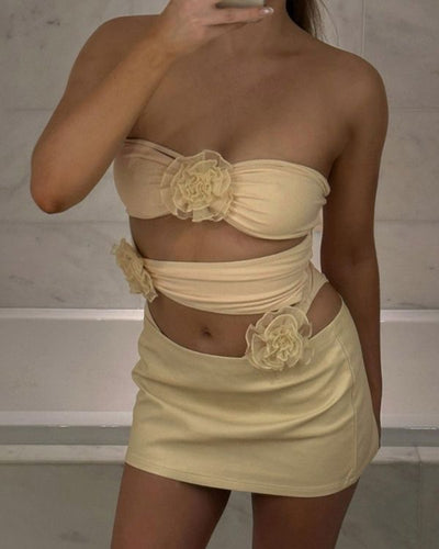 Elegantes Badekleid in Beige mit Rosenverzierung und raffiniertem Cut-Out Design