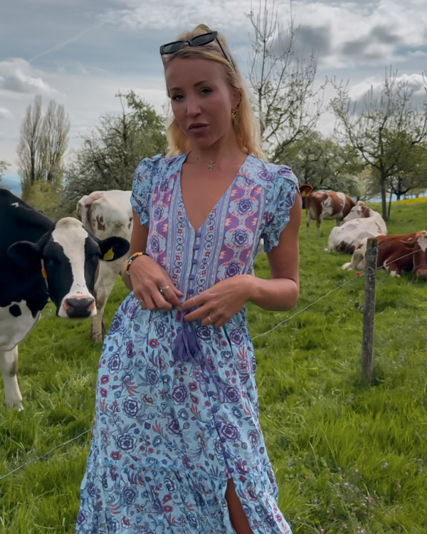 Blaues Maxikleid mit floralem Muster in Boho-Optik