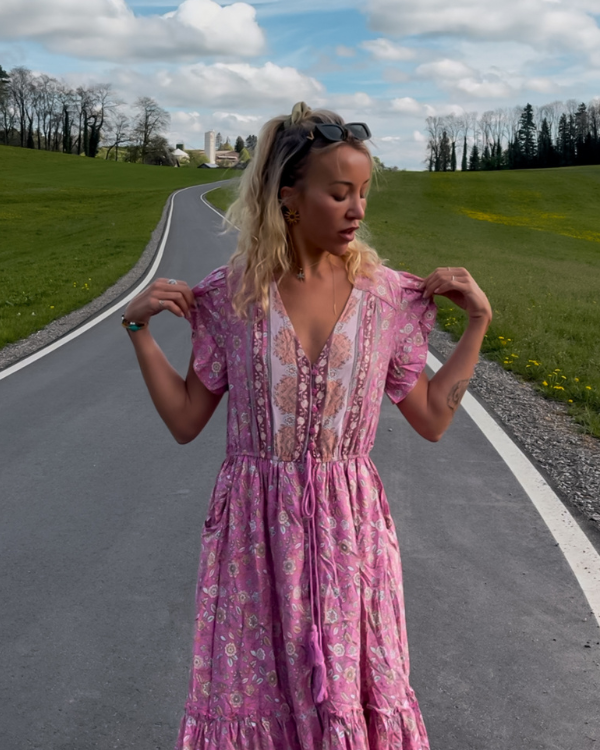 rosa Boho Sommerkleid mit Ruffle, Floralprint und Knopfleiste