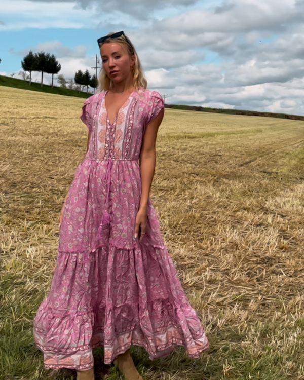 Mädchenhaftes Sommerkleid mit Vintage-Charme - Boho Maxikleid in Rosa mit Blumenmuster 