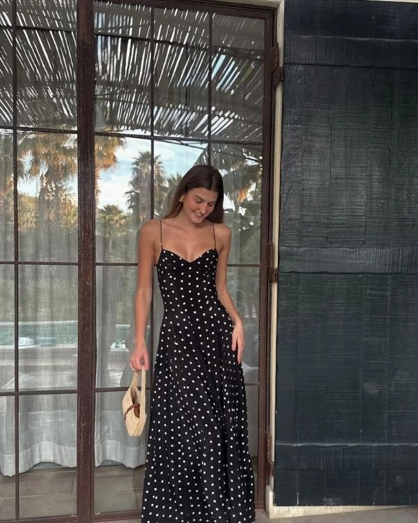 Chices schwarzes Damen Kleid mit weissen Punkten - Polka Dots Kleid mit feinen Trägern und schönem Ausschnitt 